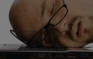 Ein Angestellter schläft auf einem Laptop, um die Frage zu stellen ob Deutschland die digitale Revolution verschläft