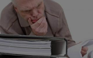 Datenmanagement: Finanzbeamter beim Prüfen von Daten