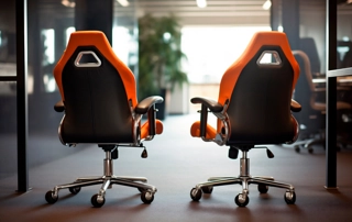 Fachkräftemangel: Zwei leere Stühle stehen alleine im Raum