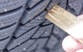 Abfahrtskontrolle, Reifenprofil wird mit Werkzeug überprüft