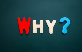 5 why methode: Die Buchstaben WHY und ein Fragezeichen auf dunklem Grund