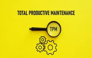 Ein gelber Hintergrund mit dem Text "Total Productive Maintenance (TPM)" und einer Lupe, die auf das Wort "TPM" fokussiert. Darunter befinden sich Zahnräder, die auf die Mechanik und die Prozesse hinweisen, die in TPM einbezogen sind.