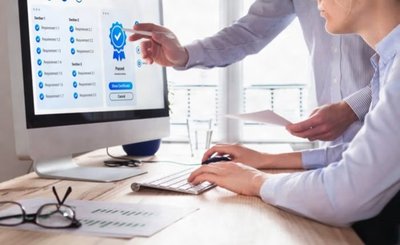 Zwei Personen überprüfen digitale Checklisten am Bildschirm zur Sicherstellung von Rechtssicherheit und Compliance mit digitalen Checklisten in der Produktion.