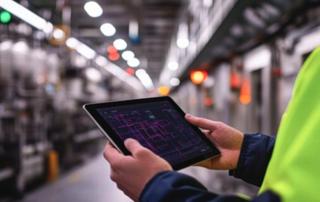 One Point Lesson auf einem Tablet in einer industriellen Umgebung