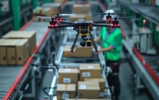 Drohne führt ein KI-gestütztes Lieferkettenaudit in einem Lager durch, überwacht den Versandprozess von Paketen.