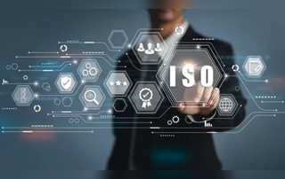 ISO 19011 Audit-Konzept mit einer Person, die eine digitale ISO-Oberfläche berührt, umgeben von Symbolen für Prüfungen, Dokumente, Sicherheit und Berichte